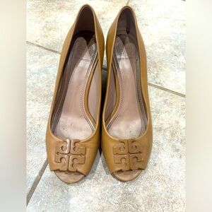 Tory Burch Women's Nude Peep-Toe Wedge Pumps Size 7 - good condition